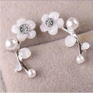 Delicate White Pearl & Flower Silver Stud Earrings - Elegant Women Jewelry